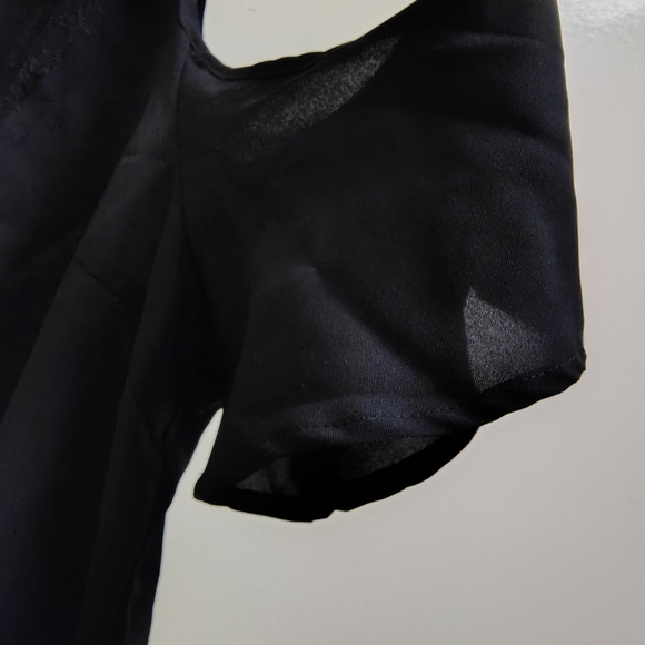 Elegant Black Sleeveless Top - Picture 4 of 8